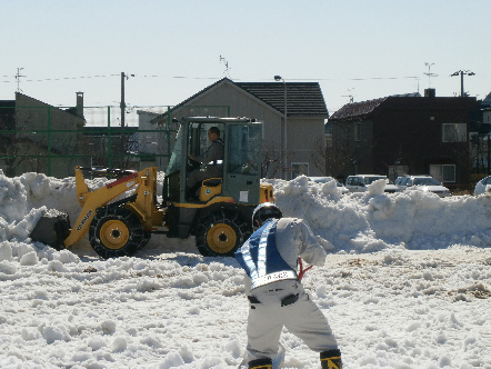 雪のかたまりはスコップで細かく